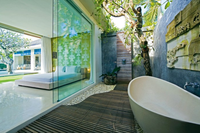 Kamar mandi unfinished dengan shower outdoor